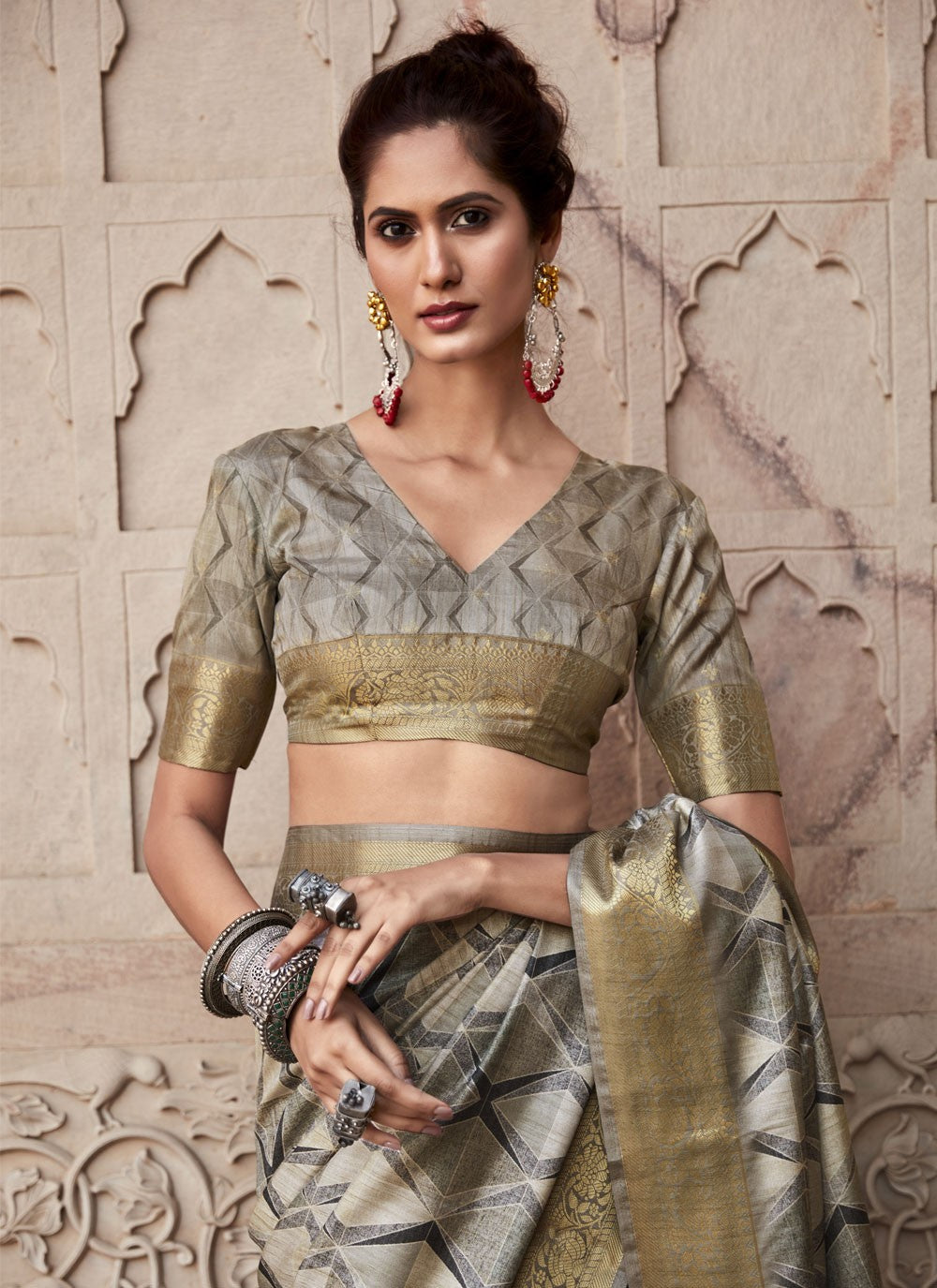Trendy Weaving Zari Handloom Silk Saree - S4322