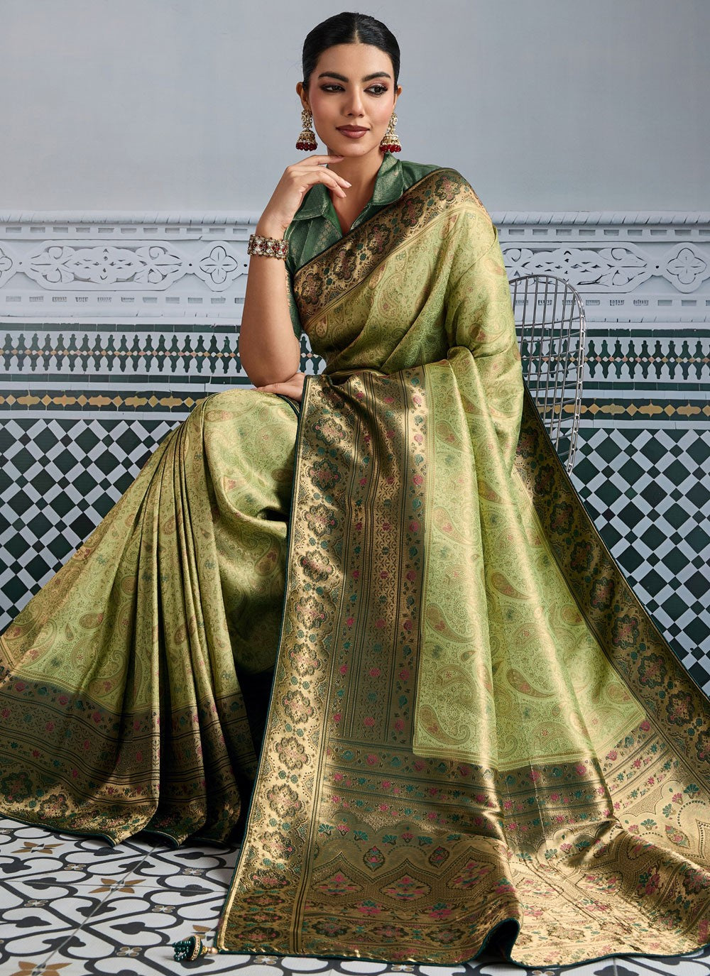 Green Kanjivaram Silk Traditional Saree Jaal, Meenakari, Woven, Zari S19341