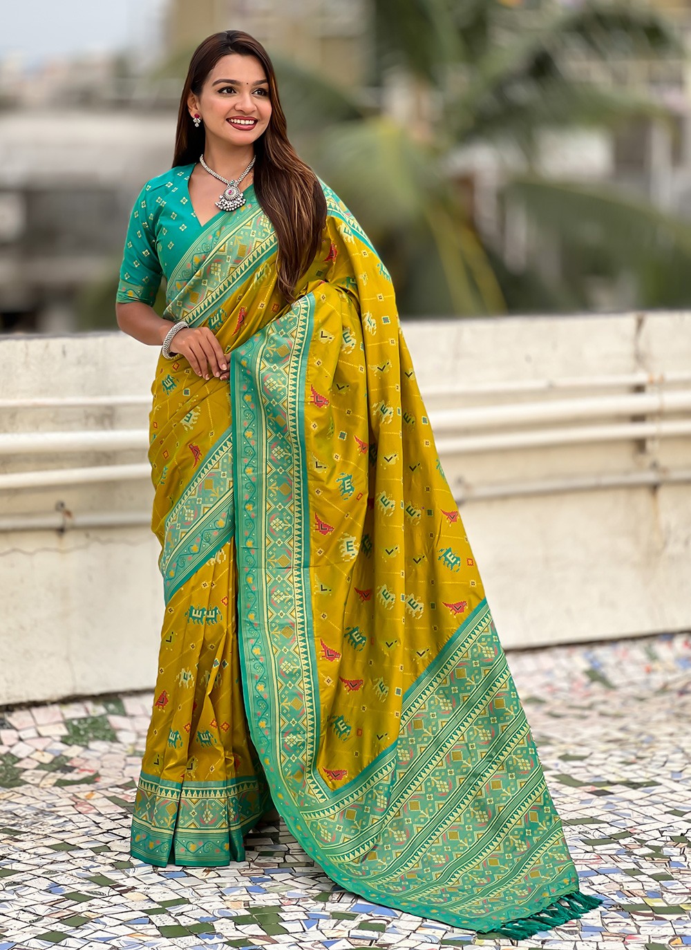 Green Patola Silk Contemporary Saree Meenakari, Woven S16574