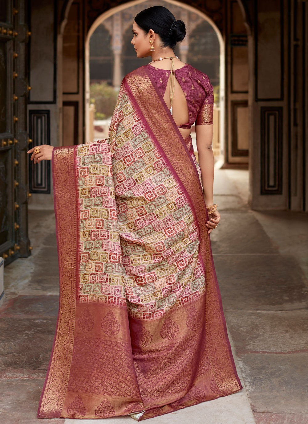 Maroon Handloom Silk Traditional Saree Border Work, Fancy Work, Printed, Zari S15750