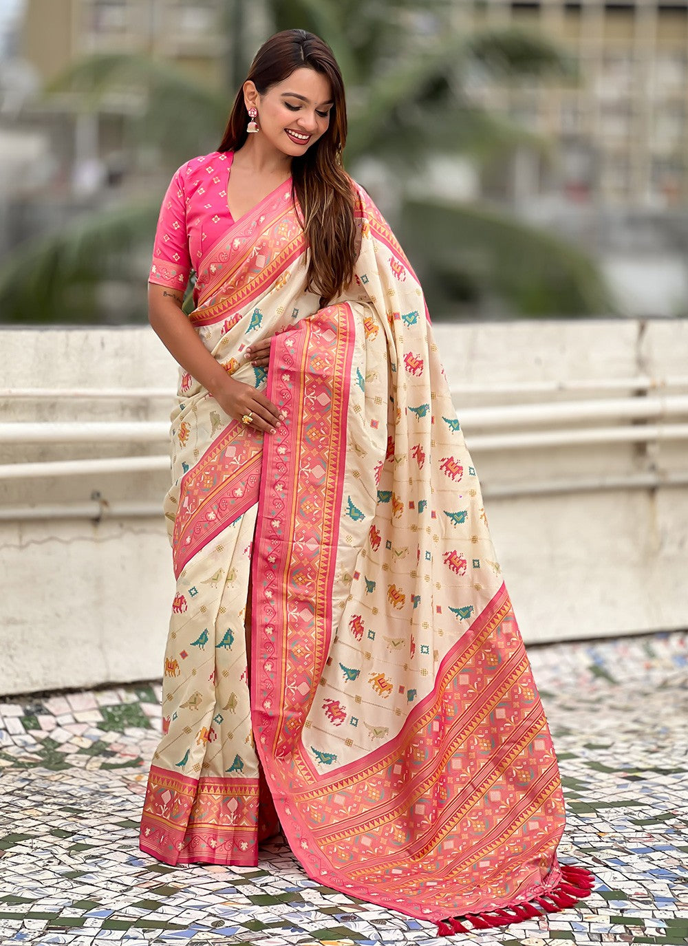 Off White Patola Silk Classic Saree Meenakari, Woven S16575