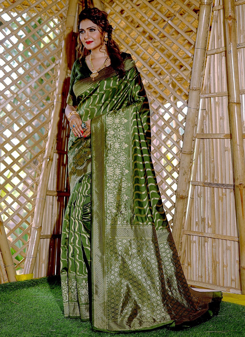 Classic Woven Banarasi Silk Saree - S6034