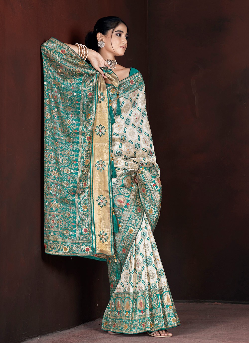 Hand Embroidery, Thread, Weaving Zari, Zari Banarasi Silk Saree - S11710