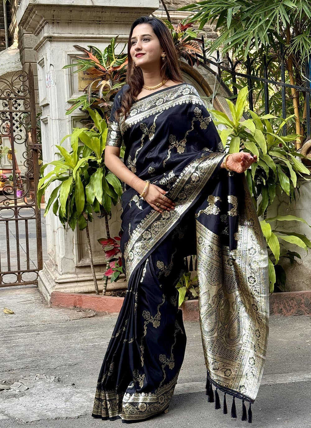 Jacquard Work, Woven, Zari Banarasi Silk Saree - S11854