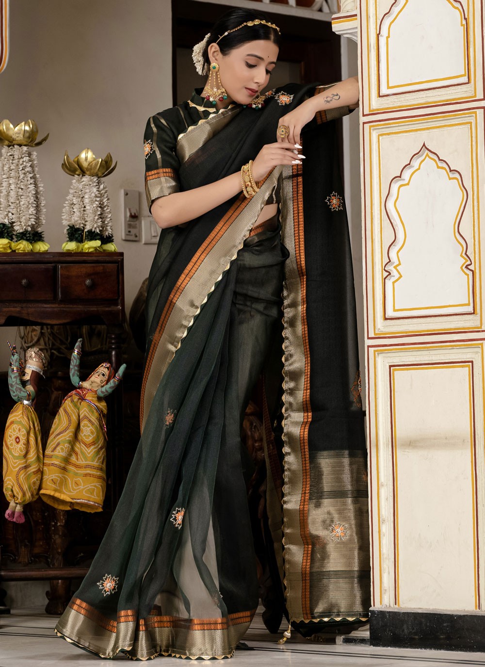 Black Linen Traditional Saree Cutdana, Woven, Zari S15720