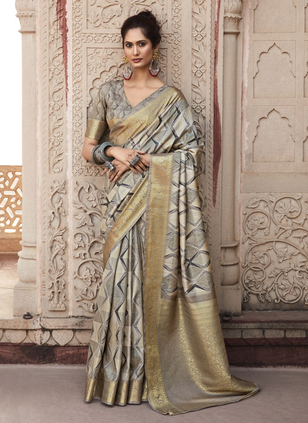 Trendy Weaving Zari Handloom Silk Saree - S4322