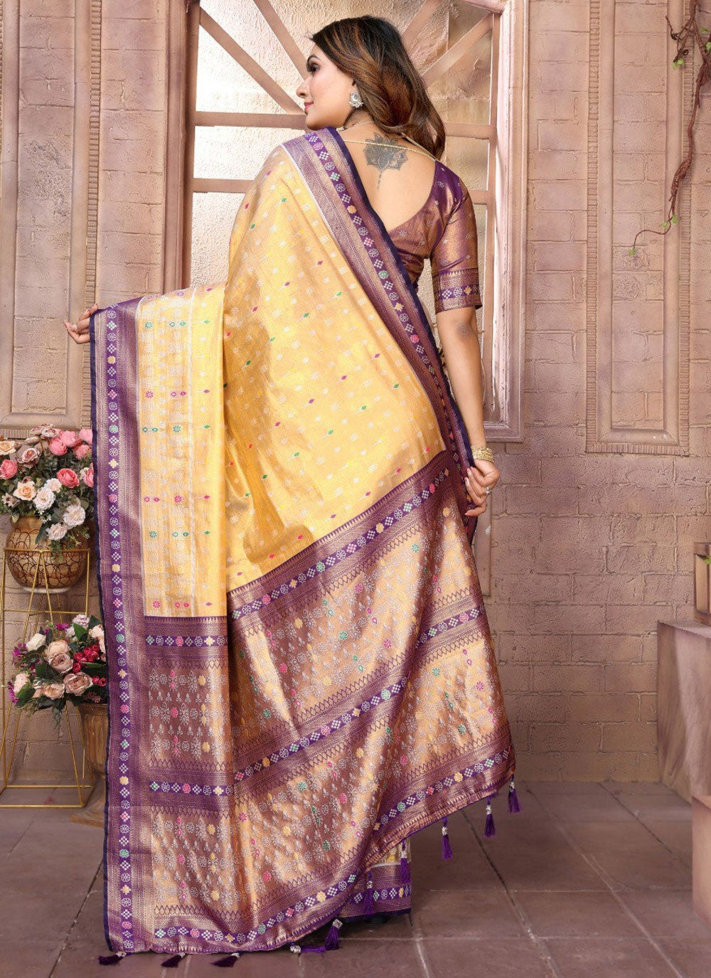 Trendy Saree Jacquard Work Cream Banarasi Silk S12897
