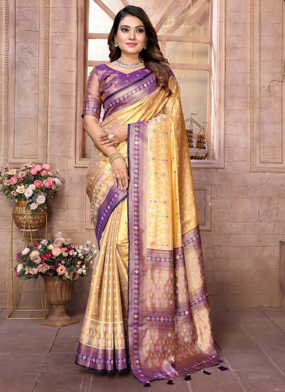 Trendy Saree Jacquard Work Cream Banarasi Silk S12897