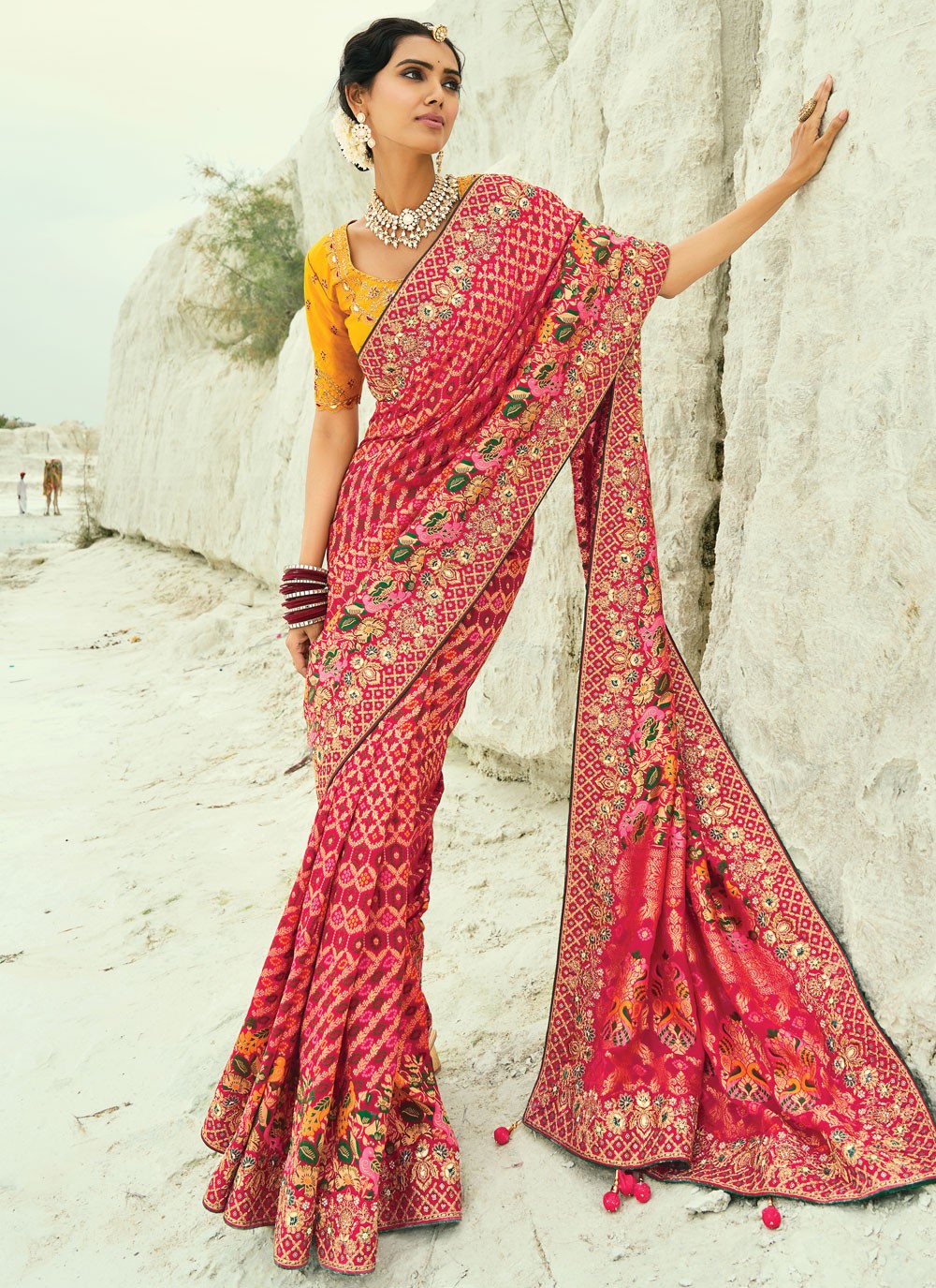 Red Pure Georgette Classic Saree Bandhej, Beads, Embroidered, Fancy Work, Zari S19121