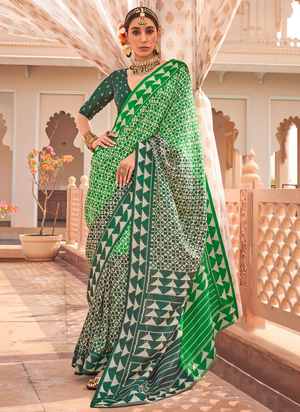 Trendy Saree Geometric Print Green Silk S12556