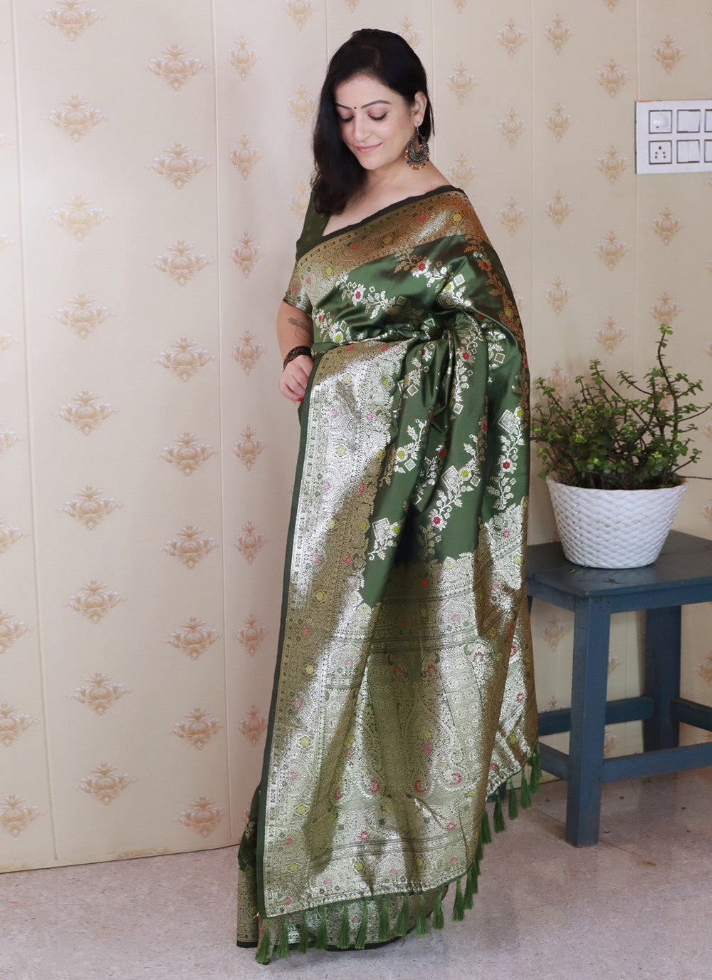 Green Banarasi Silk Contemporary Saree Woven S19525