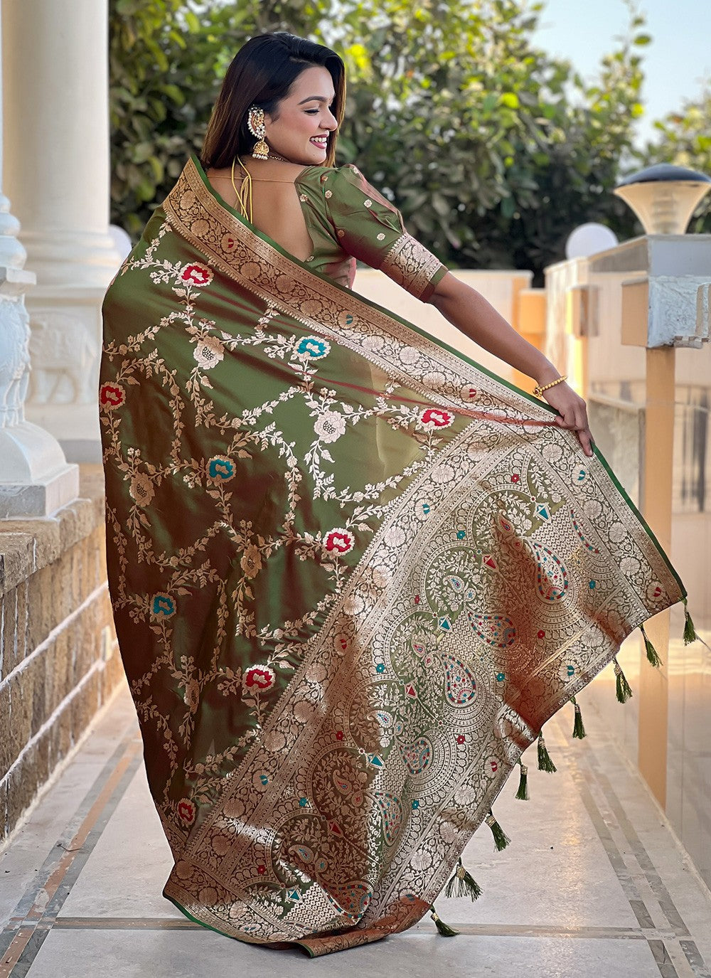 Green Banarasi Silk Classic Saree Meenakari S16324