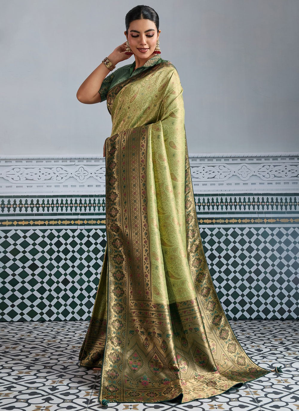 Green Kanjivaram Silk Traditional Saree Jaal, Meenakari, Woven, Zari S19341