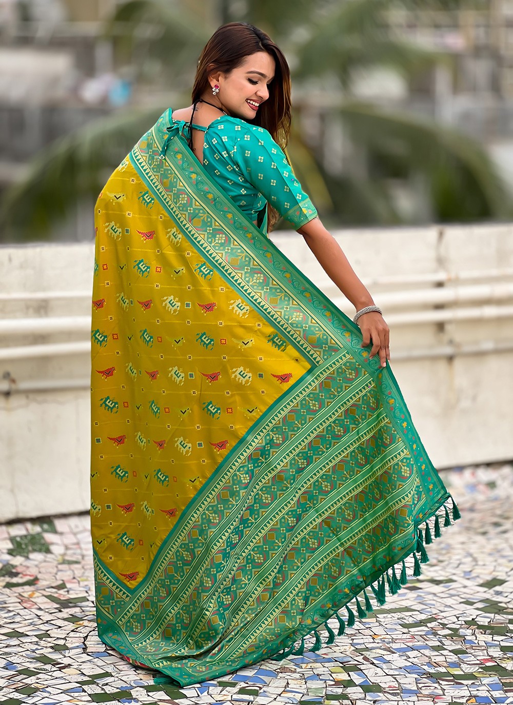 Green Patola Silk Contemporary Saree Meenakari, Woven S16574