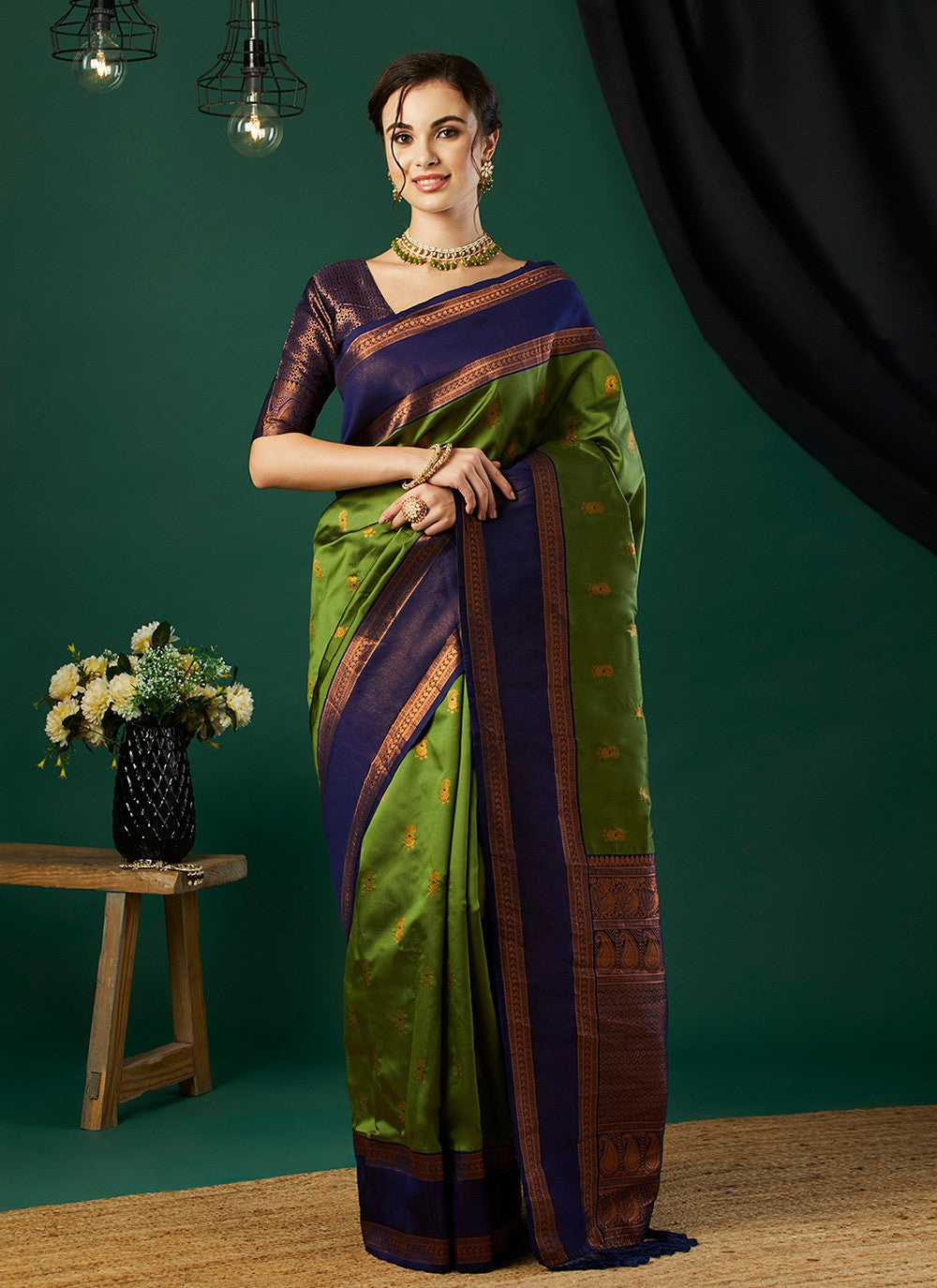 Contemporary Woven Green Banarasi Silk Saree S12508