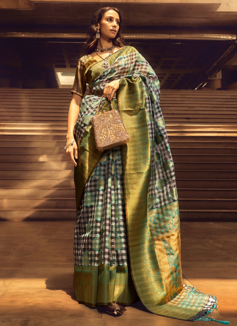 Classic Weaving Zari Handloom Silk Saree - S3925
