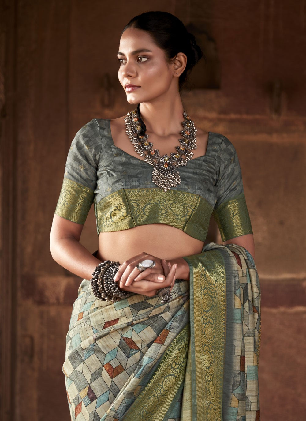 Trendy Weaving Zari Handloom Silk Saree - S4322
