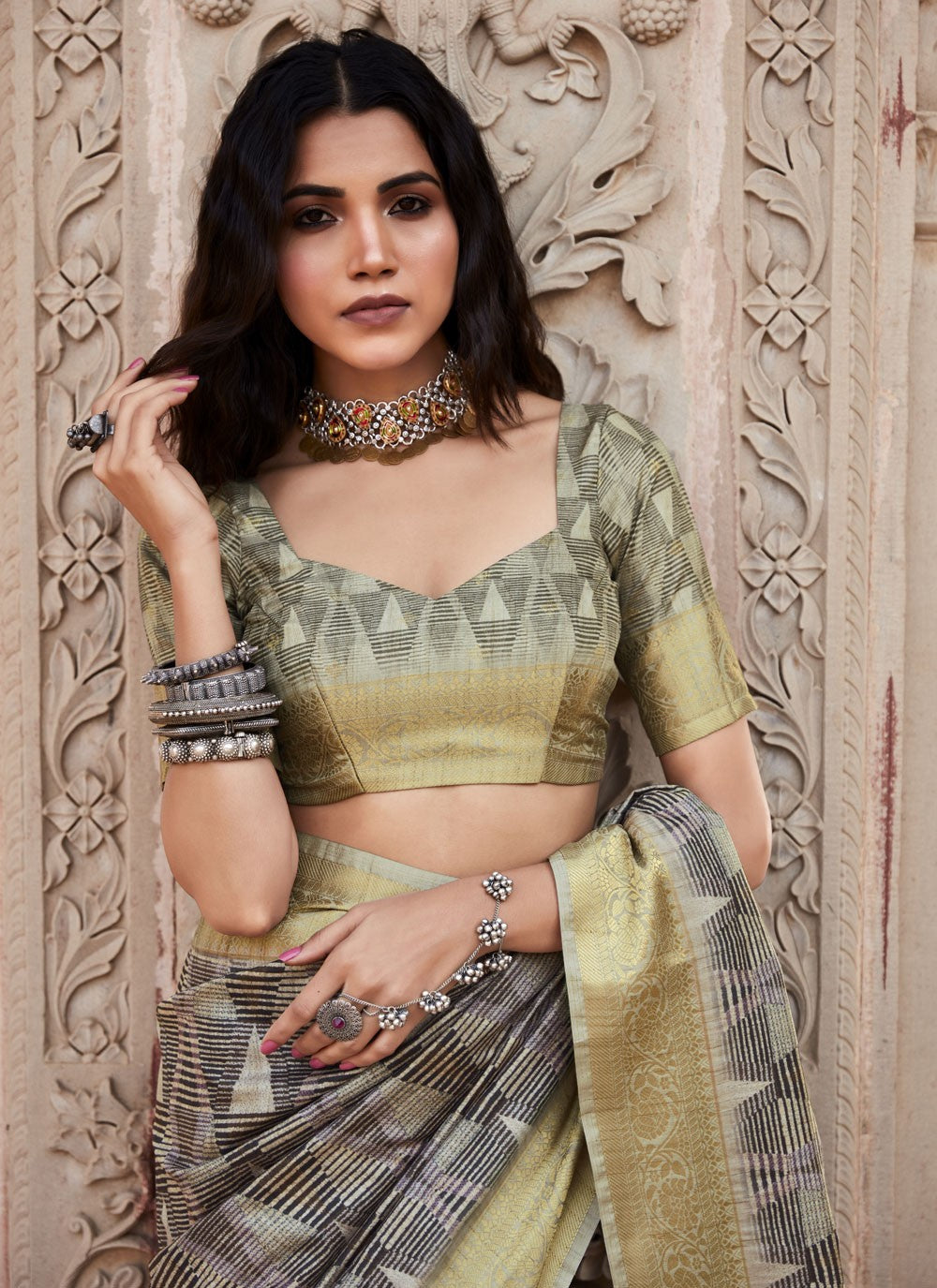 Trendy Weaving Zari Handloom Silk Saree - S4322