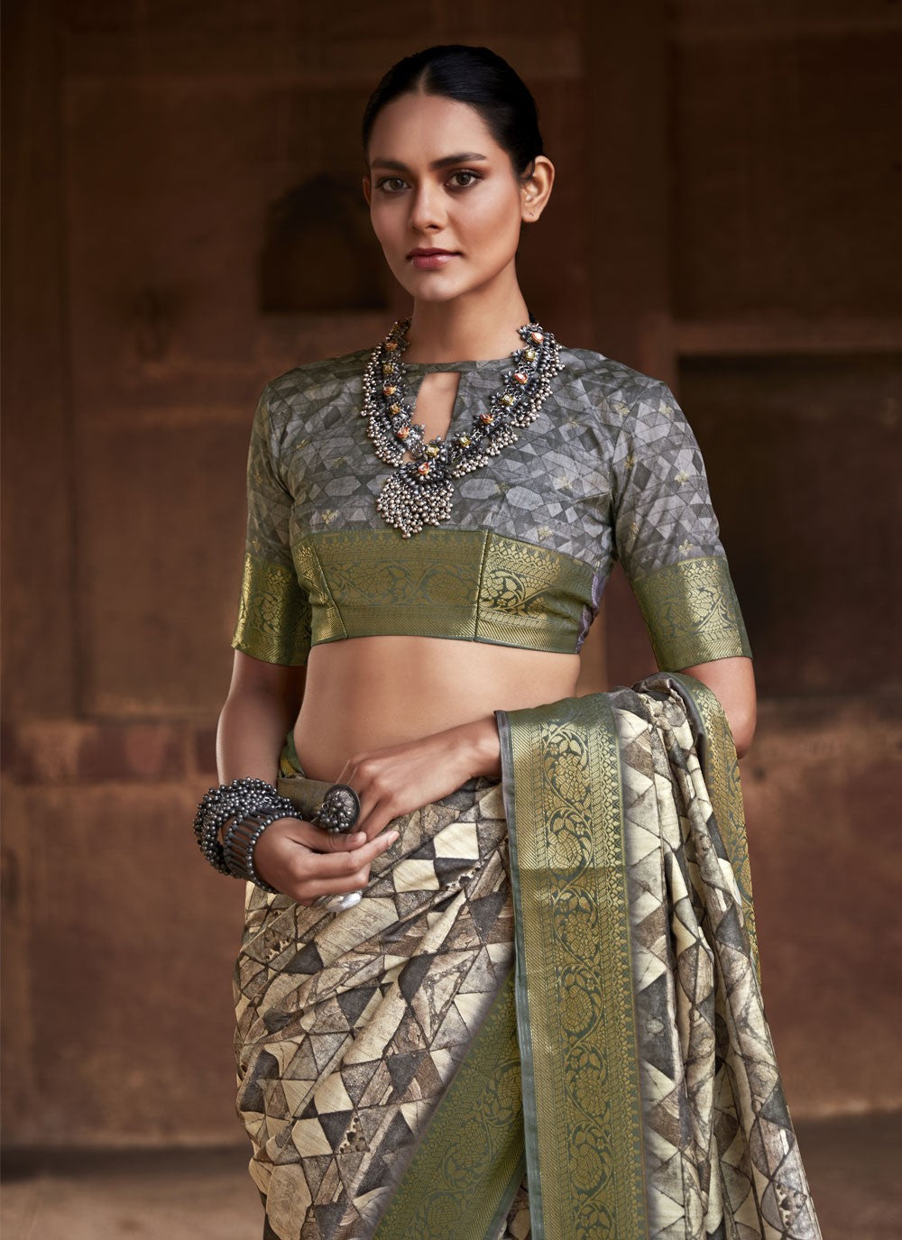 Trendy Weaving Zari Handloom Silk Saree - S4322