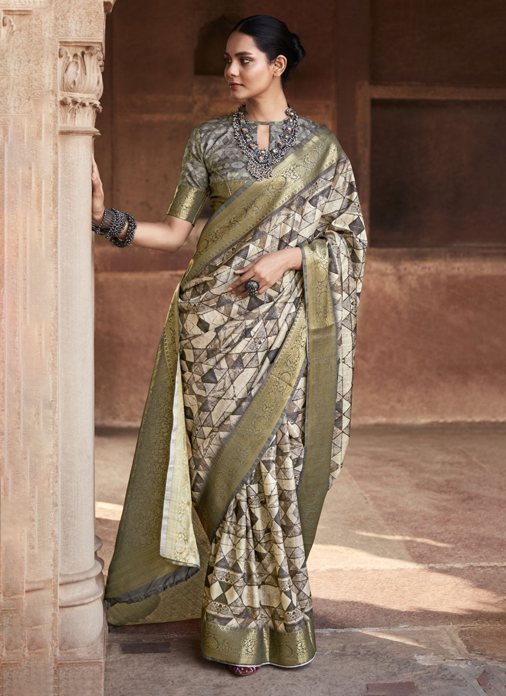 Trendy Weaving Zari Handloom Silk Saree - S4322
