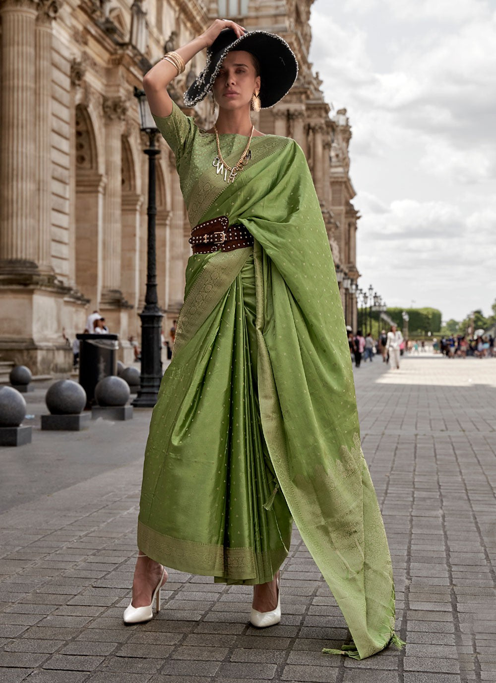 Trendy Weaving Zari Handloom Silk Saree - S4946