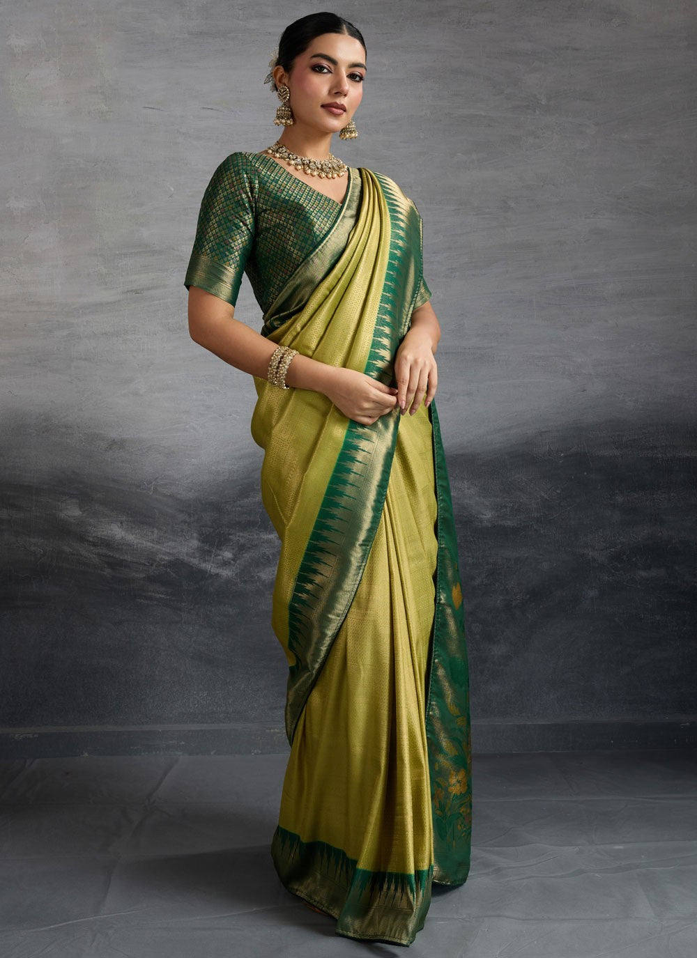 Green Kanjivaram Silk Classic Saree Meenakari, Weaving Zari, Zari S19372
