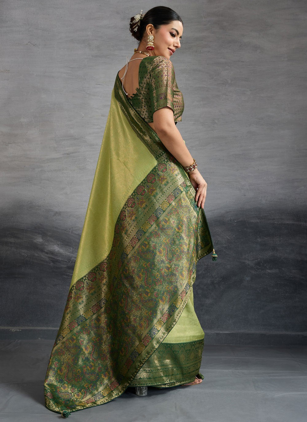 Green Kanjivaram Silk Contemporary Saree Meenakari, Woven, Zari S19103