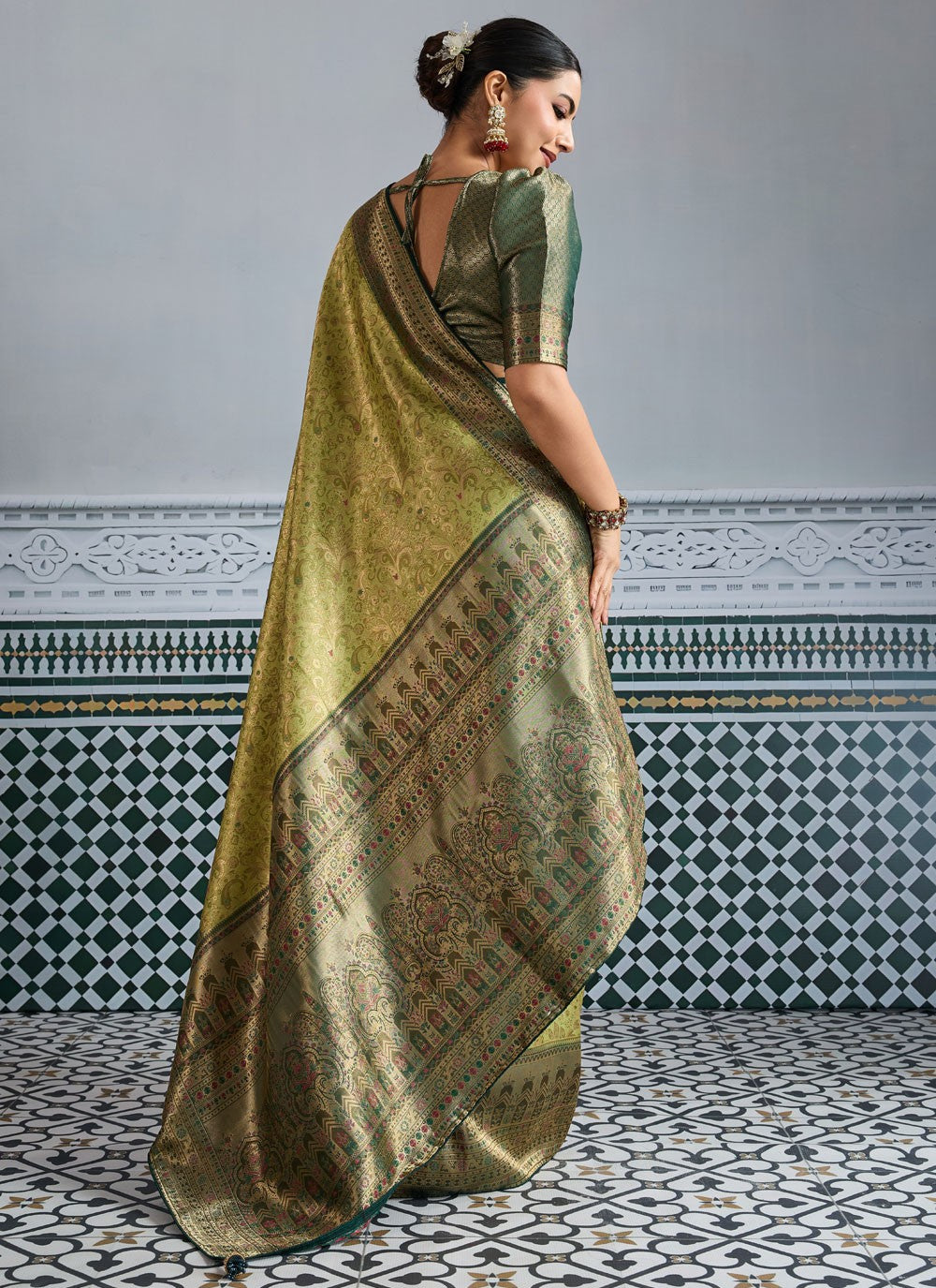 Green Kanjivaram Silk Classic Saree Woven S18066