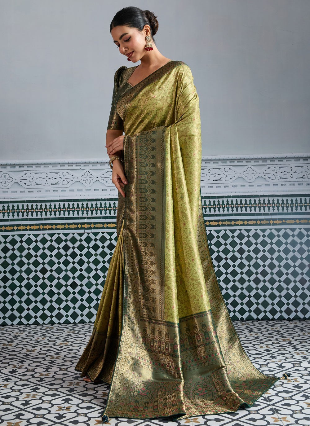 Green Kanjivaram Silk Classic Saree Woven S18066