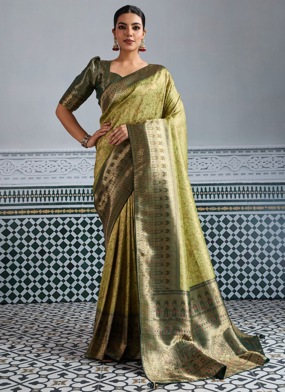 Green Kanjivaram Silk Classic Saree Woven S18066