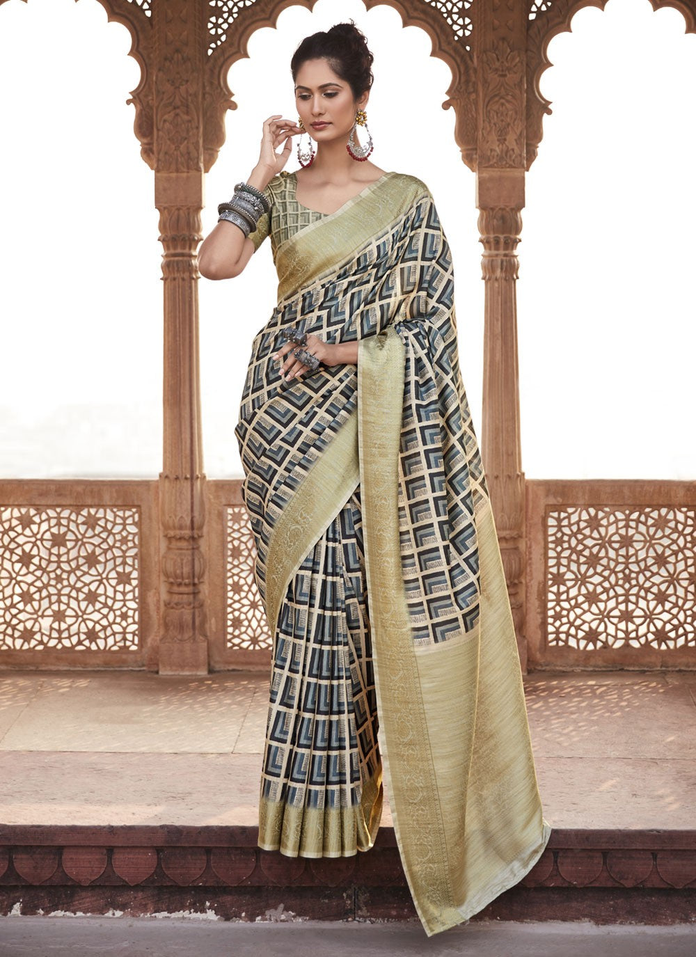 Trendy Weaving Zari Handloom Silk Saree - S4322