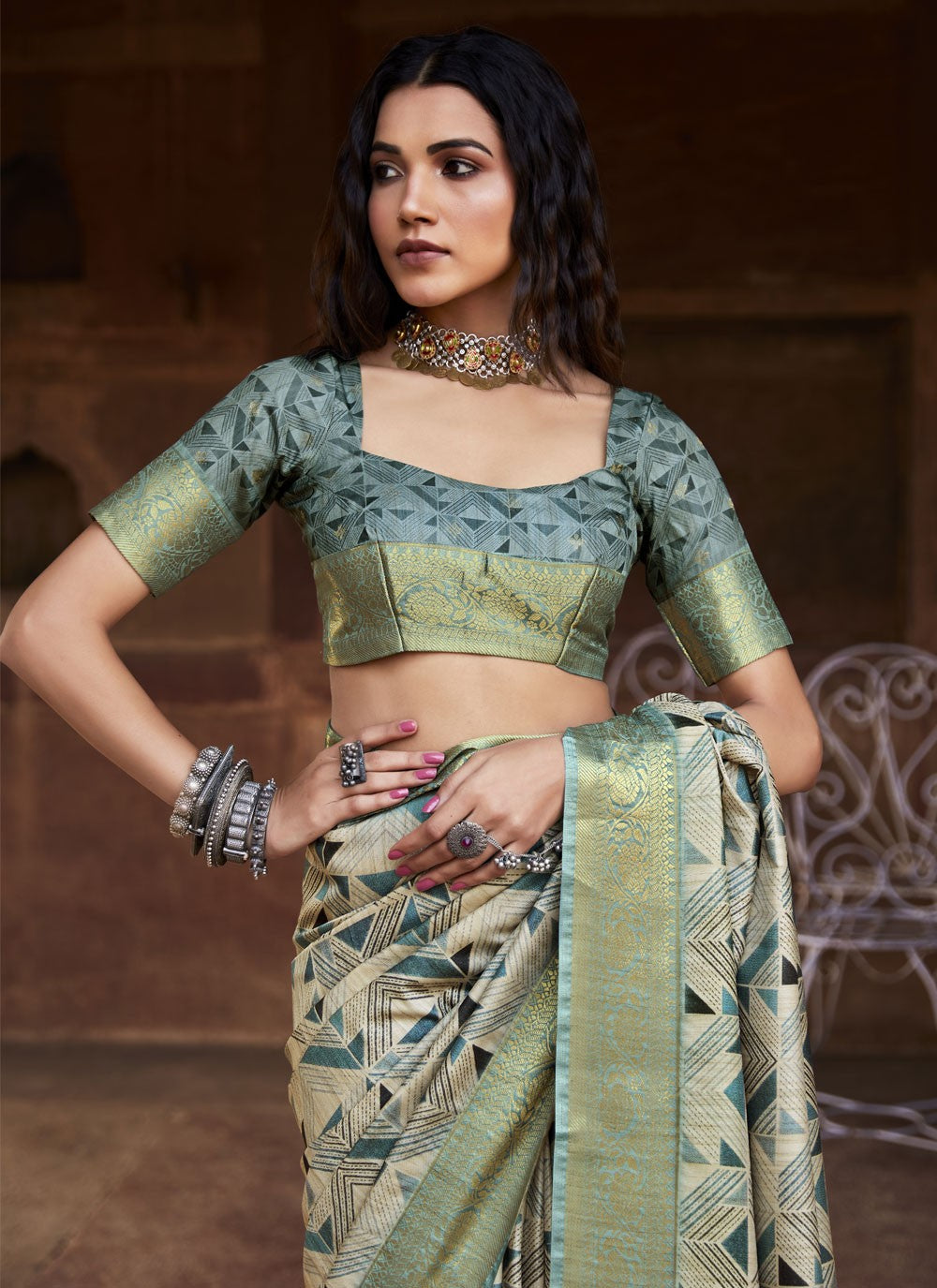 Trendy Weaving Zari Handloom Silk Saree - S4322
