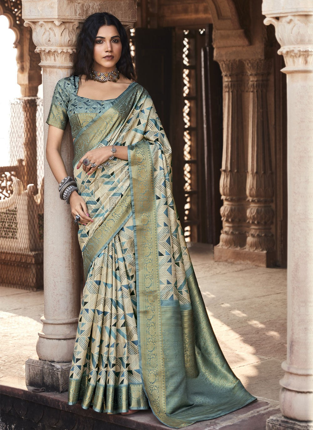 Trendy Weaving Zari Handloom Silk Saree - S4322
