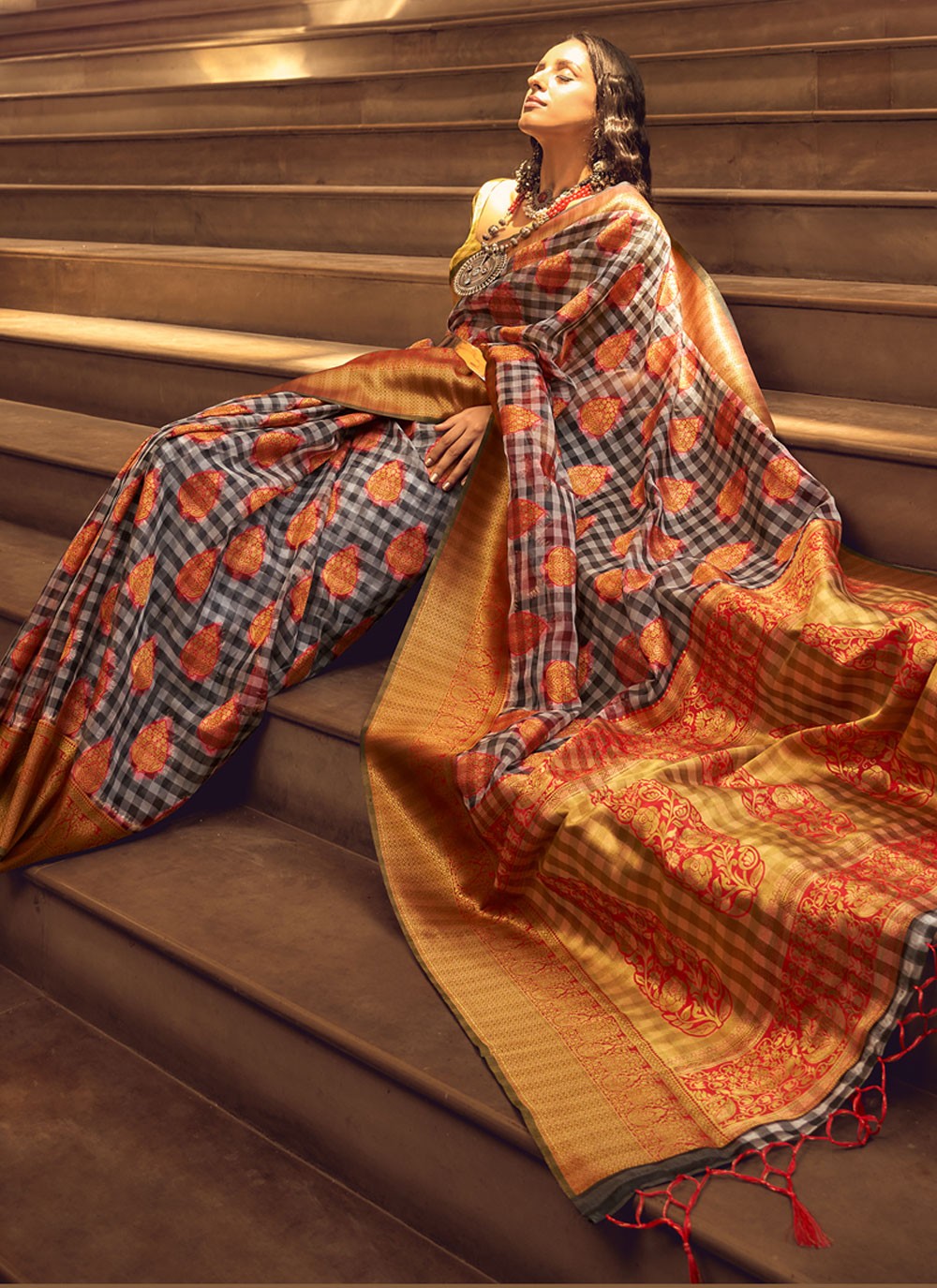 Classic Weaving Zari Handloom Silk Saree - S3925