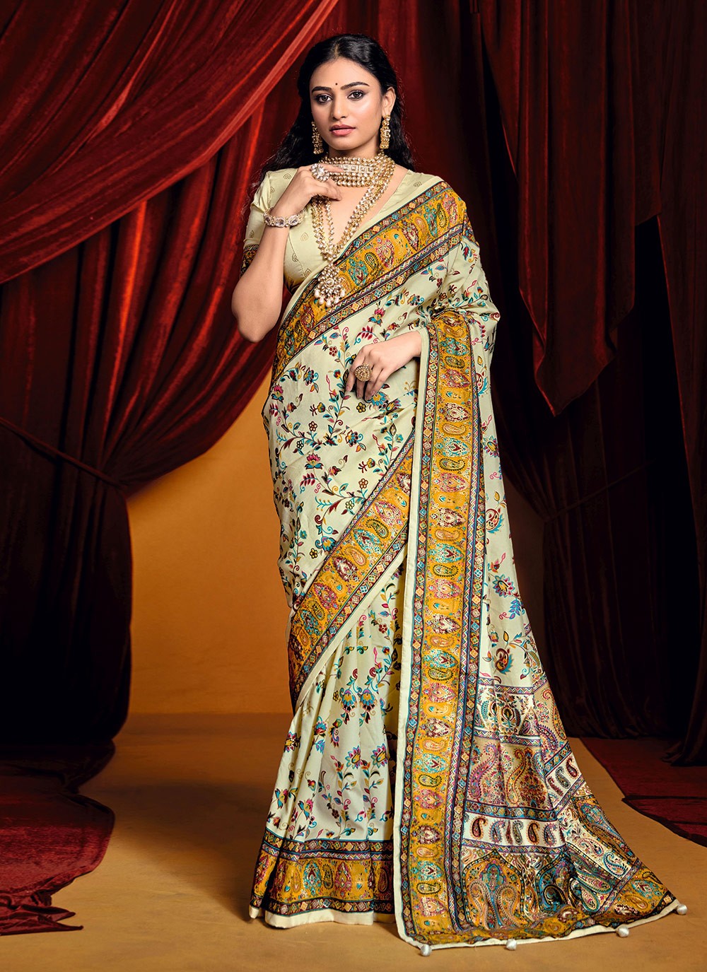 Paisley Printed Tussar Silk Off White Trendy Saree S15404