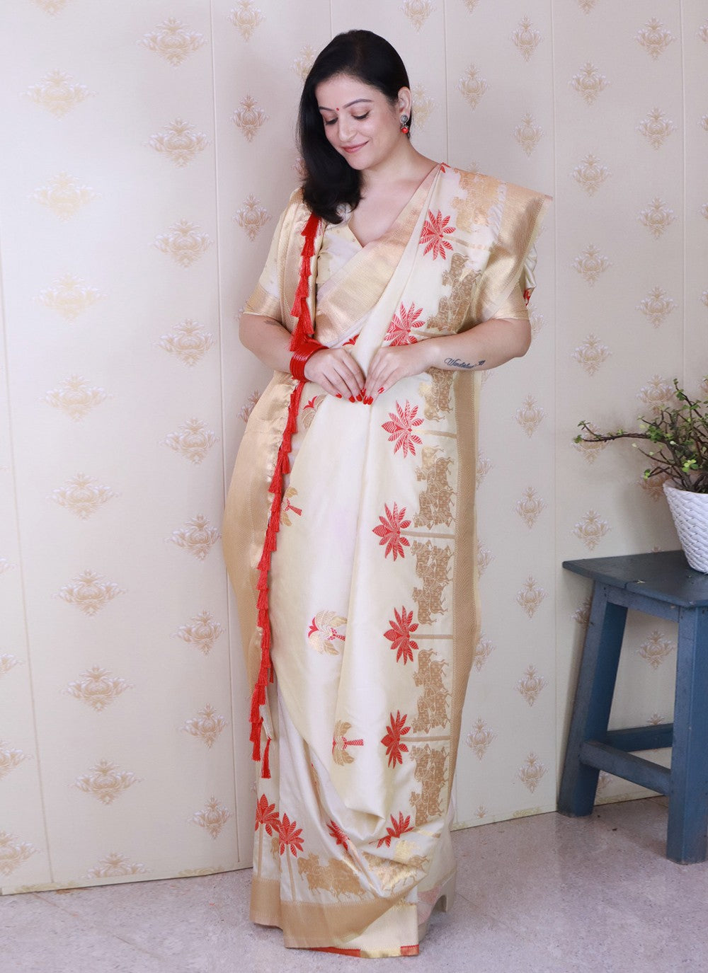 Cream Silk Contemporary Saree Meenakari, Woven S19470