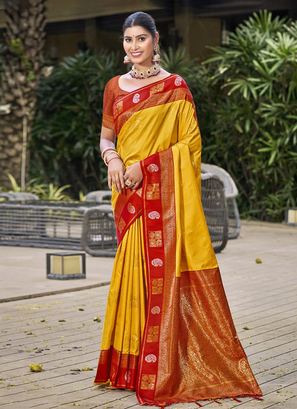 Contemporary Weaving Zari Silk Saree - S9867