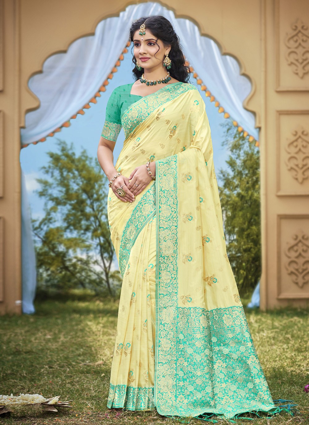 Trendy Saree Weaving Zari Cream Banarasi Silk S12775