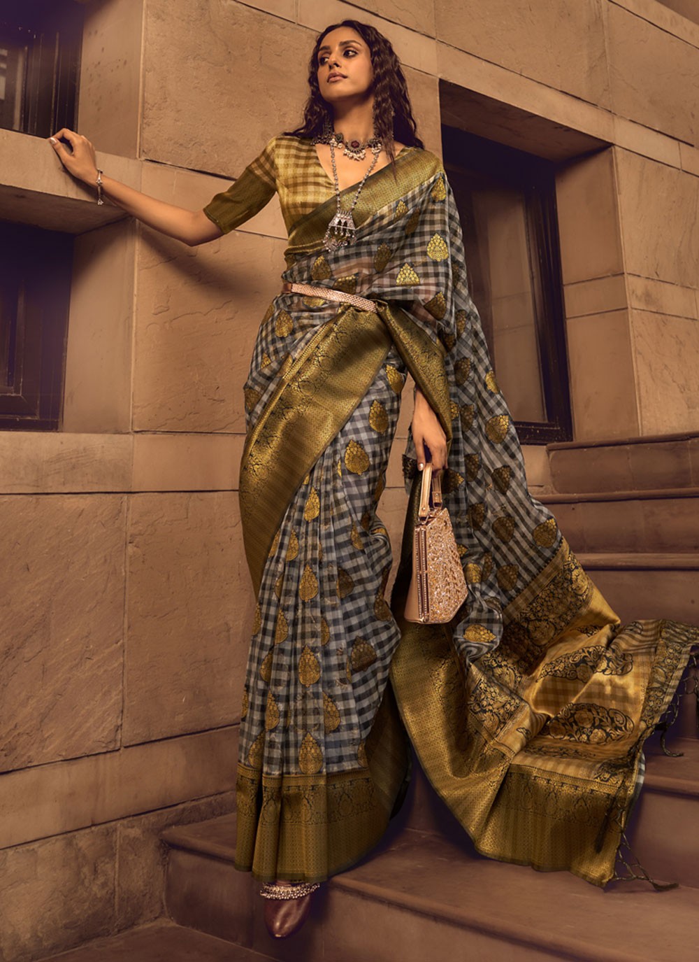 Classic Weaving Zari Handloom Silk Saree - S3925