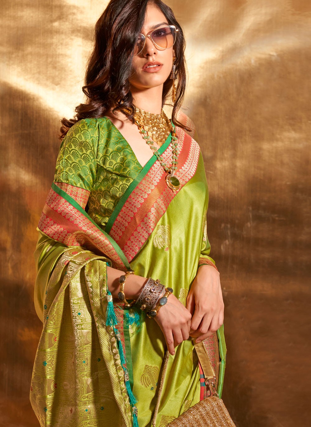 Trendy Weaving Zari Handloom Silk Saree - S5483
