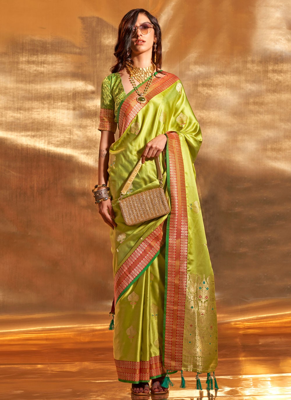 Trendy Weaving Zari Handloom Silk Saree - S5483