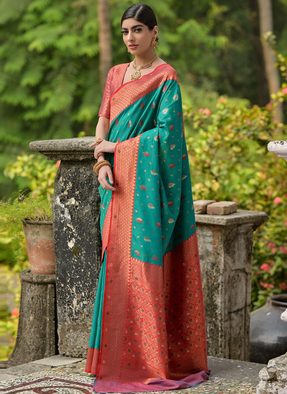 Contemporary Woven Green Banarasi Silk Saree S13050